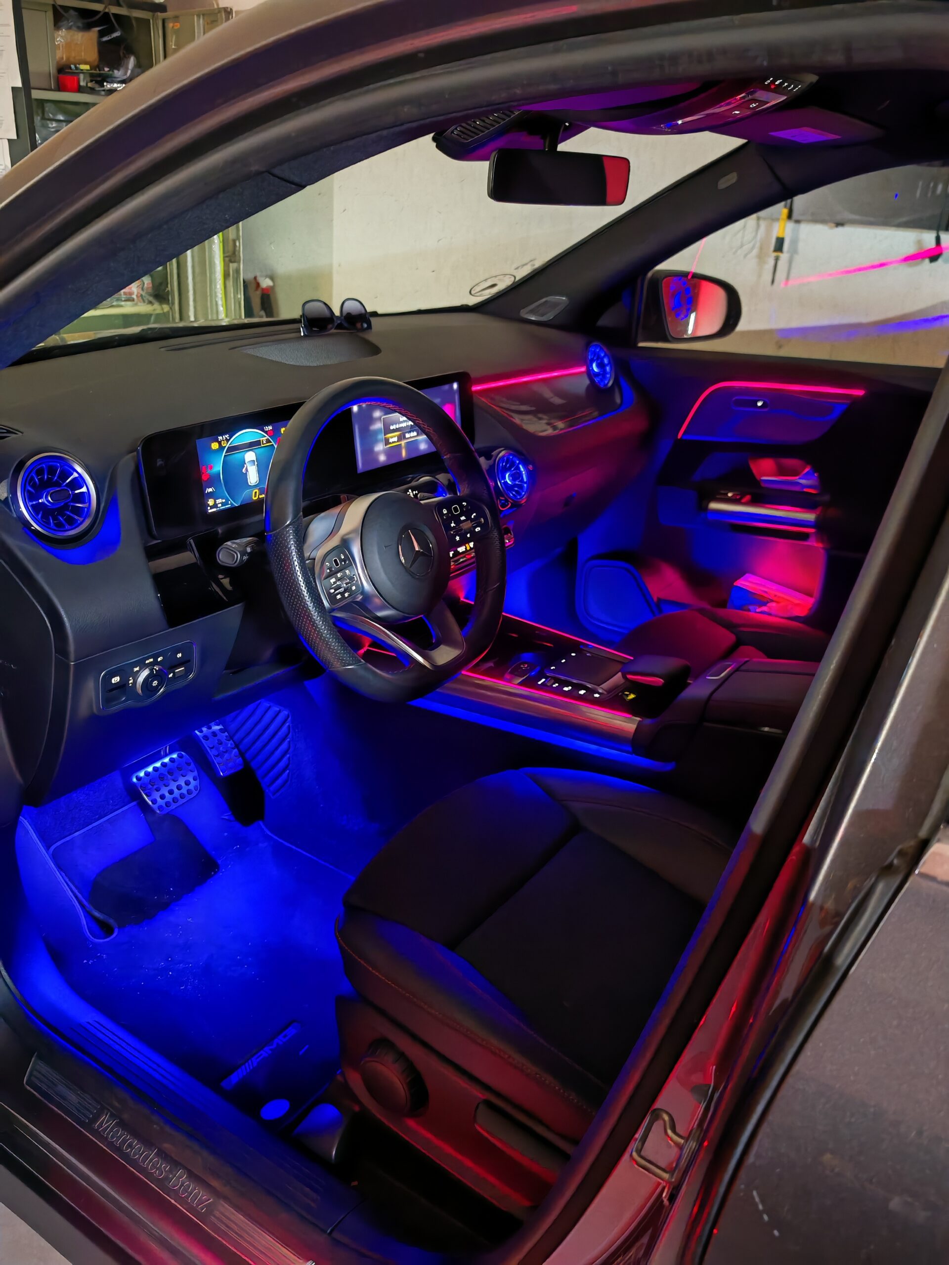 pachet lumini ambientale ambient lumini interior Mercedes Benz A class B GLB GLA dedicat original control din navigatie